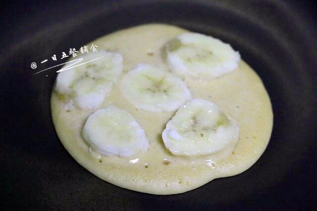 香蕉酸奶松饼, 加水果,就是在冒出小泡之前,把水果直接放上,等小泡出来了,翻面即可。