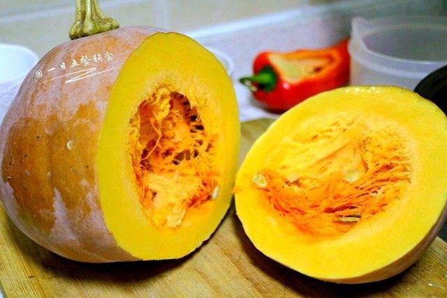 南瓜焖饭,选这种黄<a style='color:red;display:inline-block;' href='/shicai/ 53'>南瓜</a>，青<a style='color:red;display:inline-block;' href='/shicai/ 53'>南瓜</a>适合清炒。