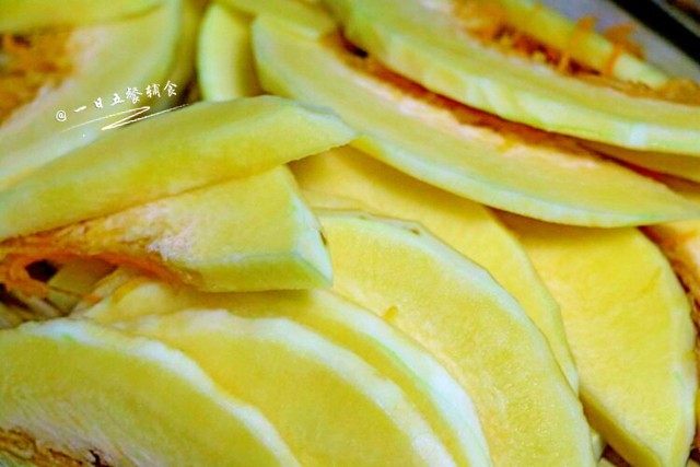 南瓜焖饭, 南瓜切成0.2cm左右的薄片，<a style='color:red;display:inline-block;' href='/shicai/ 37'>姜</a>切成颗粒。