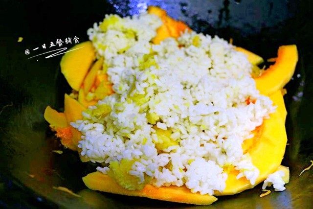 南瓜焖饭,关小火，把<a style='color:red;display:inline-block;' href='/shicai/ 507'>米饭</a>盖在南瓜上，加水盖过南瓜，大火把水煮开以后，转中小火把水烧干。