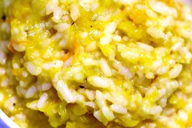 南瓜焖饭,1岁以上宝宝可以撒点盐，用锅铲把南瓜和米饭混合起来。