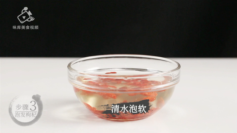 菠萝银耳羹,夏季必喝的美容养颜排毒汤,清水泡软