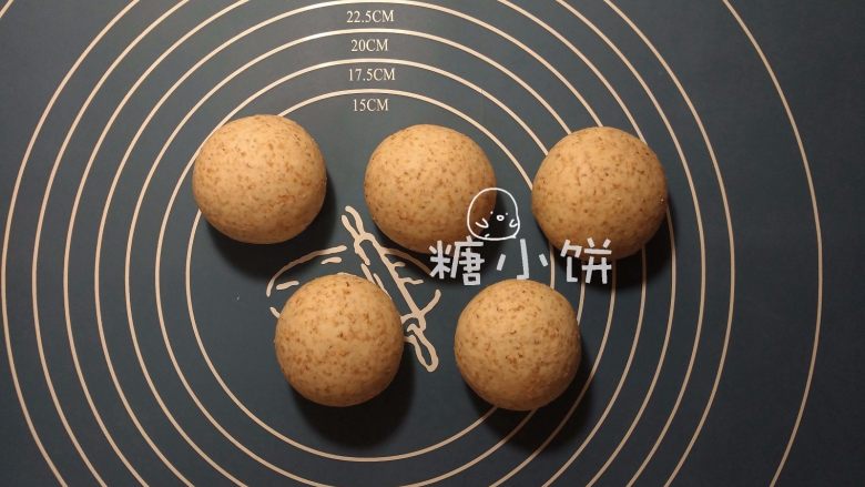 【无油全麦贝果】,不用一发,直接分割成5份,分别滚圆。表面盖上保鲜膜,醒发15分钟