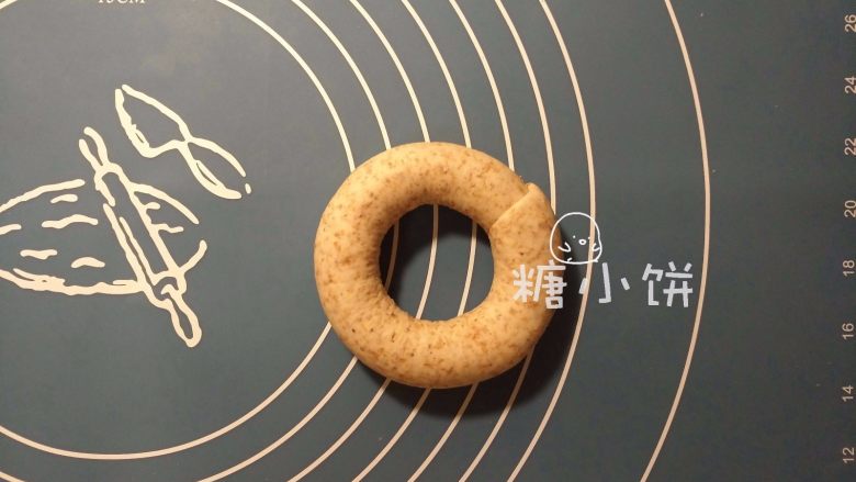 【无油全麦贝果】,用压扁的那一端包裹另一端,形成一个环状。
这款我留孔比较大,喜欢圆胖成品的话就把孔留小一点。
但是孔不能留太小,否则膨胀之后就没有孔了。