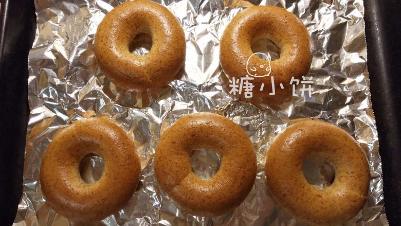 【无油全麦贝果】,煮好的面团捞出排在烤盘上,送入预热好190℃的烤箱烤20分钟即可。
(我的烤箱只有单上火,我放中上层。上下火烤箱放中下层,并且可适当调整温度