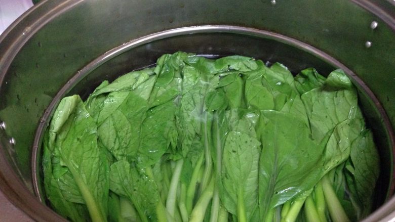 舞茸蚝油菜心,锅内加水烧开加盐,倒入菜心焯水至断生捞出