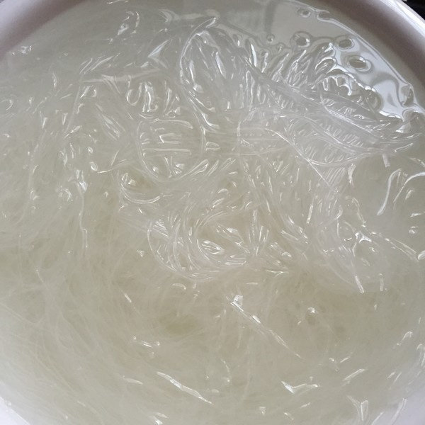 蒜蓉粉丝蒸娃娃菜,第一步先把粉丝放到冷水里泡,20分钟就能软了
<a style='color:red;display:inline-block;' href='/shicai/ 140'>娃娃菜</a>对半切再对半切,我切成了8瓣