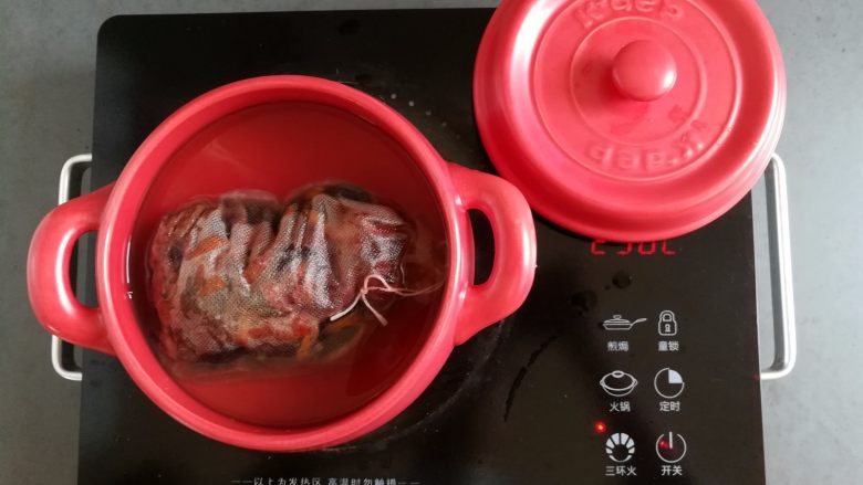 糖桂花酸梅汤,把泡好的汤水和食材全部放入砂锅里(不建议用铁锅或铝锅熬制)