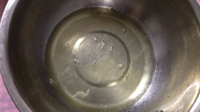 玉枕蛋糕,蛋白入盆(要求容器无水无油)