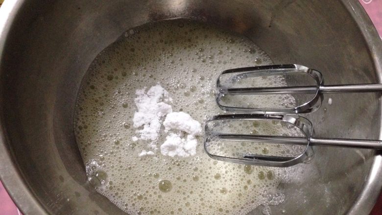 玉枕蛋糕,蛋白先打至粗泡,加入三分之一的糖
