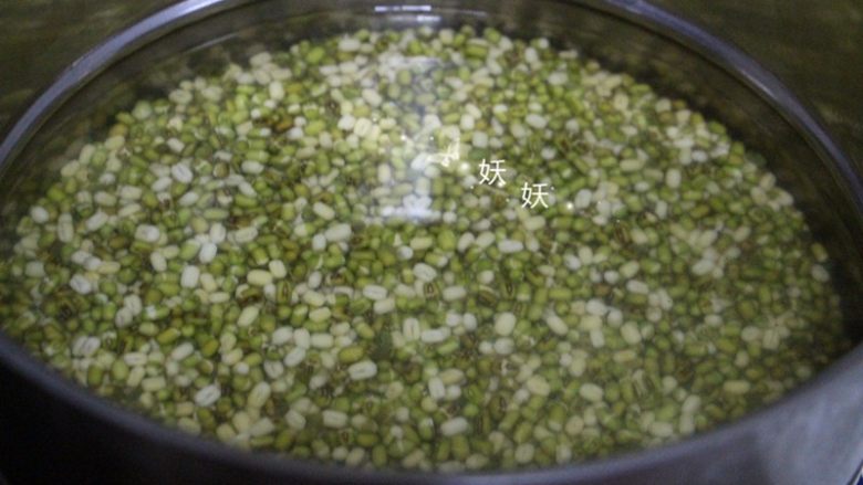蔓越莓绿豆糕,搓洗干净,加适量的水煮熟。
