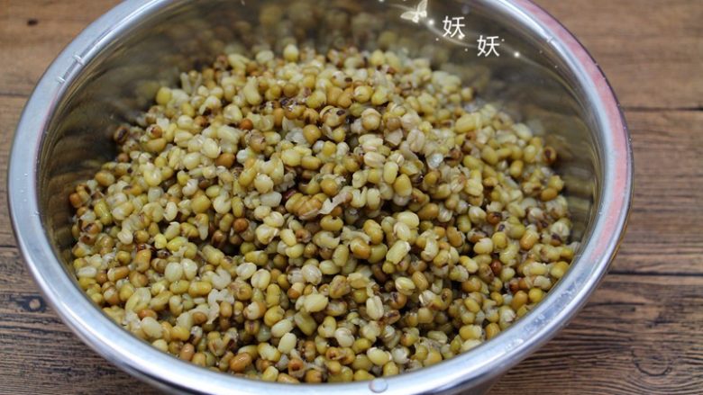 蔓越莓绿豆糕,煮好的绿豆捞出来,留少部分的水分,其余的水分不用,不然最后炒制的时间会太过漫长。