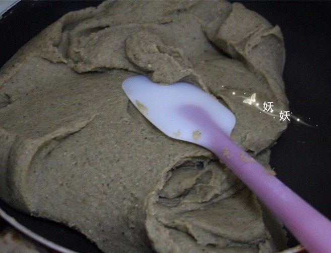 蔓越莓绿豆糕,用中火,不停的翻炒,之前说搅打绿豆的时候不要放太多水,就是怕这一步炒的时候太过浪费时间。水分少的话大约半小时就能炒好了,炒到水分蒸发,又不要