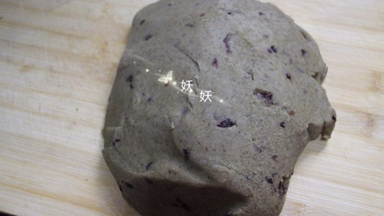 蔓越莓绿豆糕,翻拌均匀后乘出,放在干净的地方盖上保鲜膜冷却,不加保鲜膜的话表面很容易干掉。