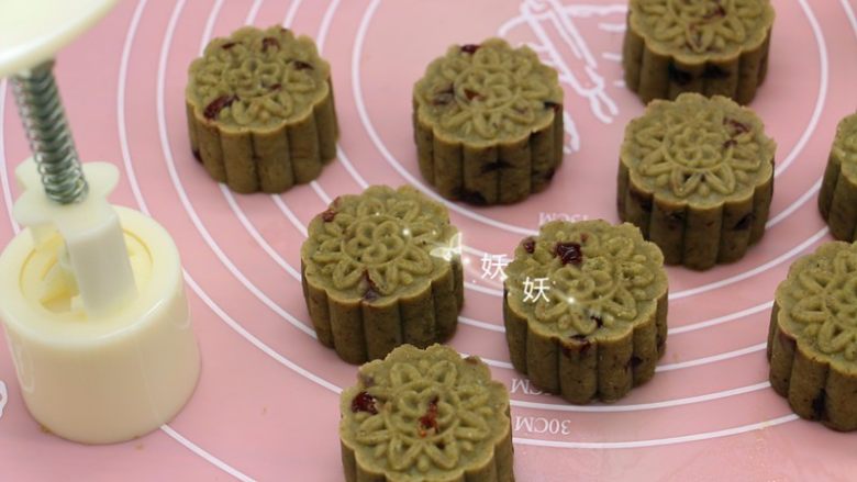 蔓越莓绿豆糕,密封起来放入冰箱冷藏食用,口味更佳。