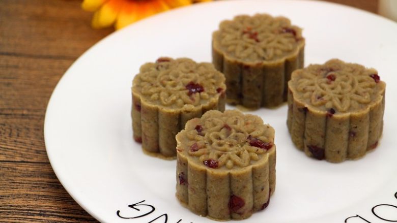 蔓越莓绿豆糕,市面上有很多去皮绿豆卖,但是绿豆皮清热,绿豆肉解毒,去了皮功效就大打折扣了,这个就根据自己的喜好来了,去皮绿豆做出来的颜色黄黄的,口感和带皮