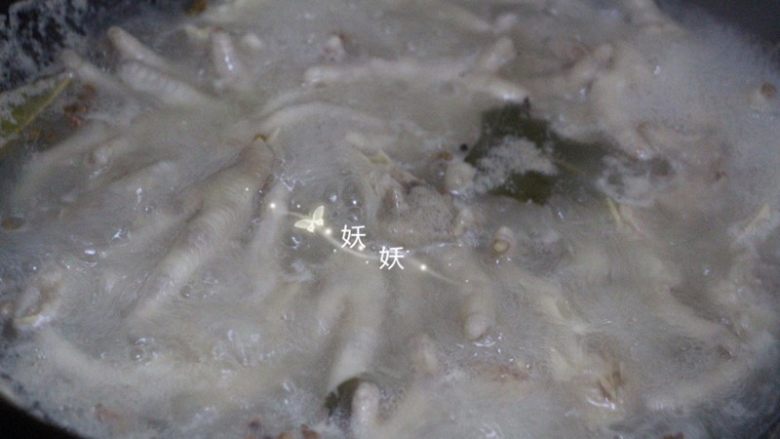 凉拌鸡脚,无需煮的太久,十多分钟足够煮熟了,煮的太久就没有嚼劲了。
