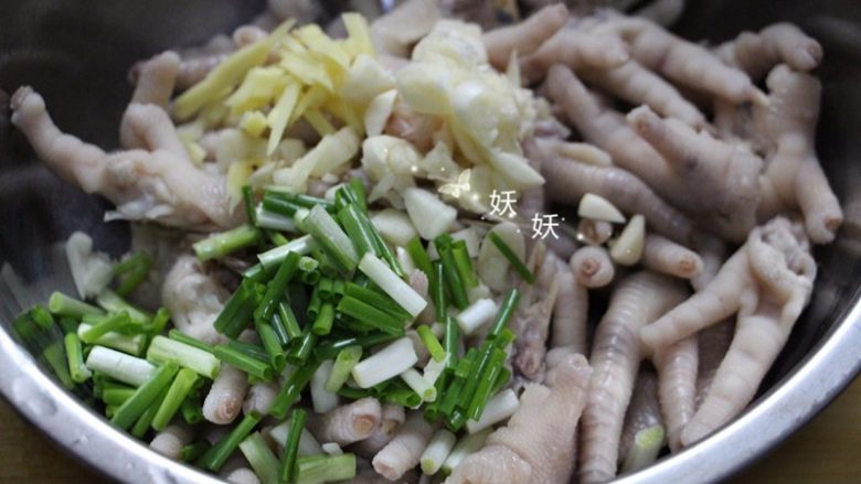 凉拌鸡脚,加入姜丝,大蒜籽,小<a style='color:red;display:inline-block;' href='/shicai/ 3250'>葱</a>。