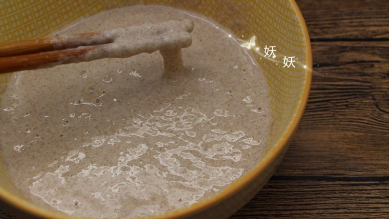 褐麦鸡蛋饼,搅成稍微稠点的面糊,又可以流动。