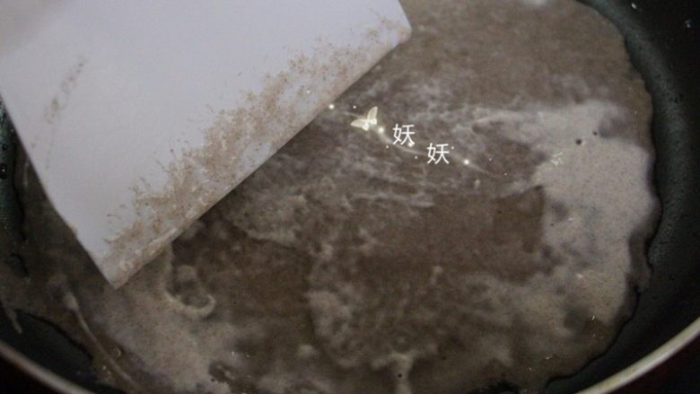 褐麦鸡蛋饼,倒入面粉糊,用刮板刮平,摊开。