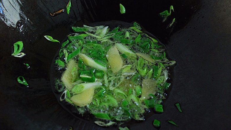 鲜美螃蟹酱,另起一锅,锅烧热,热锅冷油,加入葱段姜片爆香