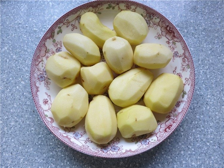 恩施高山小土豆炖鸡,土豆削去皮