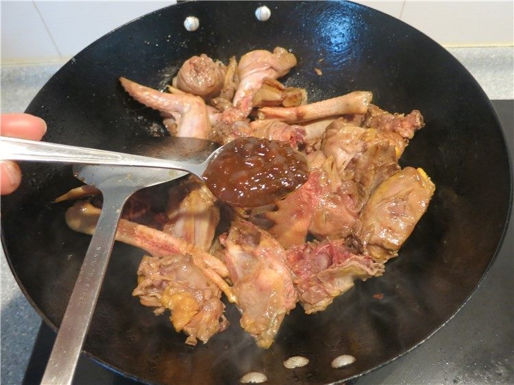 恩施高山小土豆炖鸡,当鸡肉收紧时放入1汤匙<a style='color:red;display:inline-block;' href='/shicai/ 705'>豆瓣酱</a>继续翻炒入味