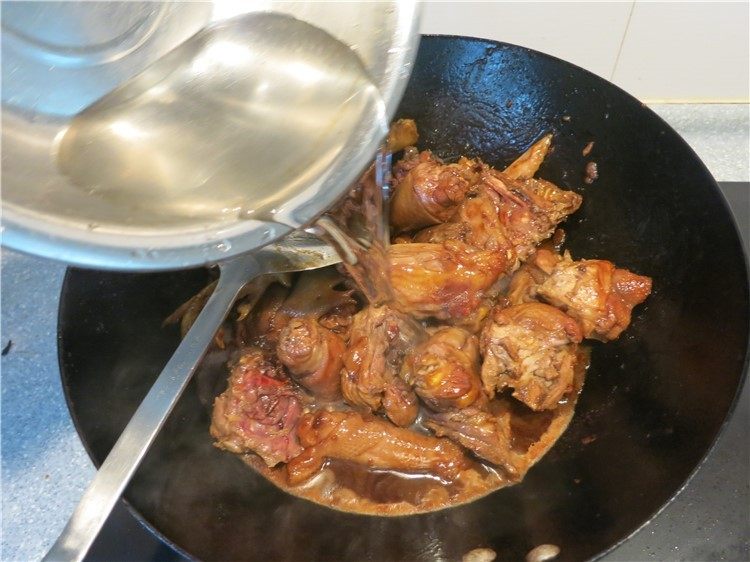 恩施高山小土豆炖鸡,当鸡肉每块都均匀地裹上酱色时,加入适量的水