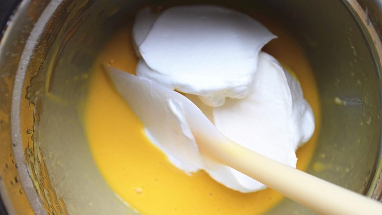 豆乳盒子蛋糕,先取一小部分蛋白霜与面糊混合,记得用翻拌的手法混合(烤箱预热145度)