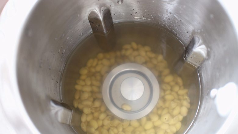 豆乳盒子蛋糕,蛋糕片做好后,我们来做豆浆,将泡好的豆子倒入豆浆机,然后加入900克水,盖上盖子选择豆浆制作功能即可