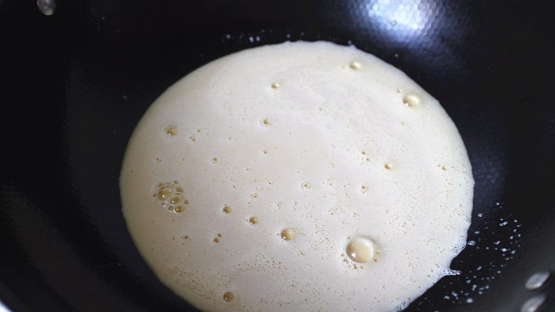 豆乳盒子蛋糕,接着将其全部倒入不粘锅内。小火慢慢加热,用耐高温刮刀不停翻炒