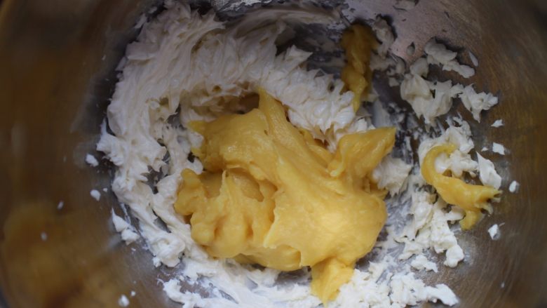 豆乳盒子蛋糕,然后将炒好的豆乳全部倒入打发好的奶酪盆子里,电动打蛋器开低速混合均匀即可