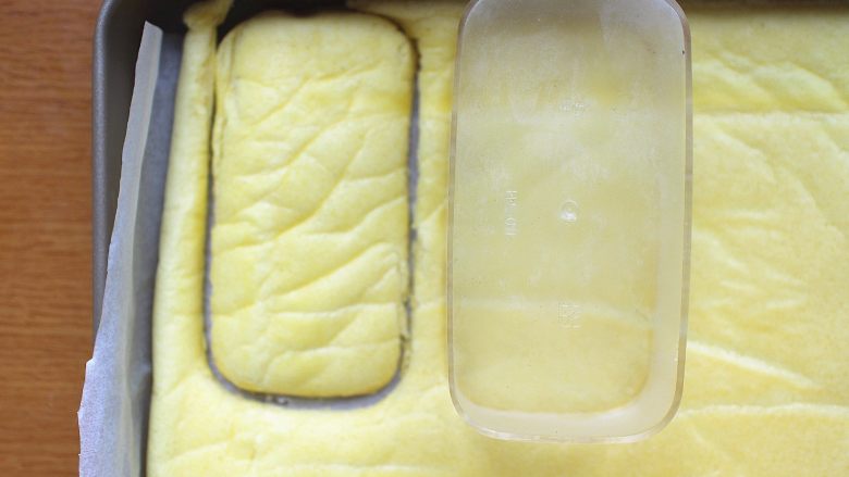 豆乳盒子蛋糕,烤好的蛋糕胚取出晾凉后,找一个装蛋糕的盒子,口朝下,印出自己所需要的蛋糕片大小来。当然也可以直接用刀切也行!