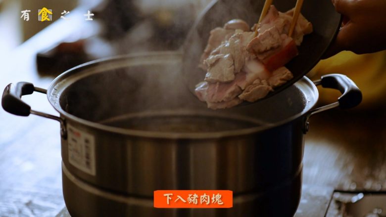 笃出春天的味道,超满足的徽菜——腌笃鲜,将之前焯水后的猪肉也放入锅中