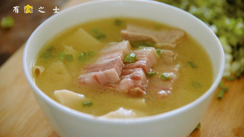 笃出春天的味道,超满足的徽菜——腌笃鲜,根据个人口味,酌情放入食盐,煮好后,撒上少许葱花就可以开吃啦~