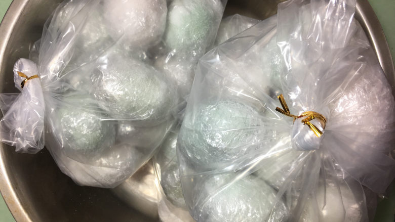 在家也能腌出流油的咸鸭蛋,然后再将包裹好的鸭蛋放入大的透明塑料袋子中,把袋子用绳子扎紧,放到阴凉处进行腌制。(大概15天以后就有咸味了,出油需腌制30天左右)