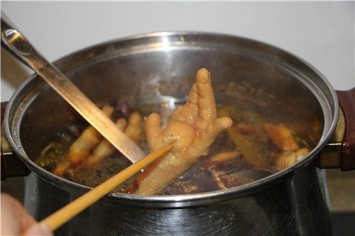 允指留香--香卤凤爪,时间差不多的时候用筷子挑起一只凤爪能戳的动,即可关火