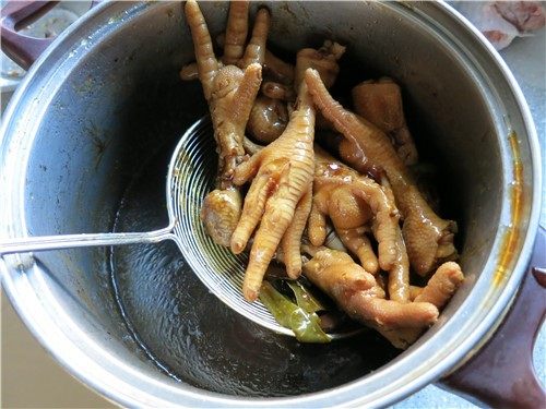 允指留香--香卤凤爪,煮熟的鸡爪不要马上捞出来,让其在锅里泡上2个小时以上,让其味道更浓郁,也更软糯