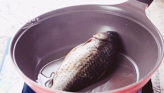奶白鲫鱼豆腐汤,炒锅放油,将油烧热,放入鲫鱼两面煎黄。煎这一步不能少,鲫鱼脂肪含量较低,光用鲫鱼煮汤出不来奶白色。