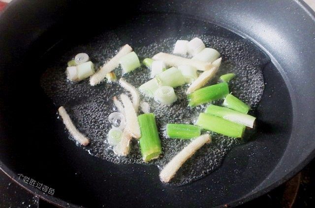 香菇鸡肉焗饭,不粘锅内倒油,放入葱姜爆香,然后扔掉