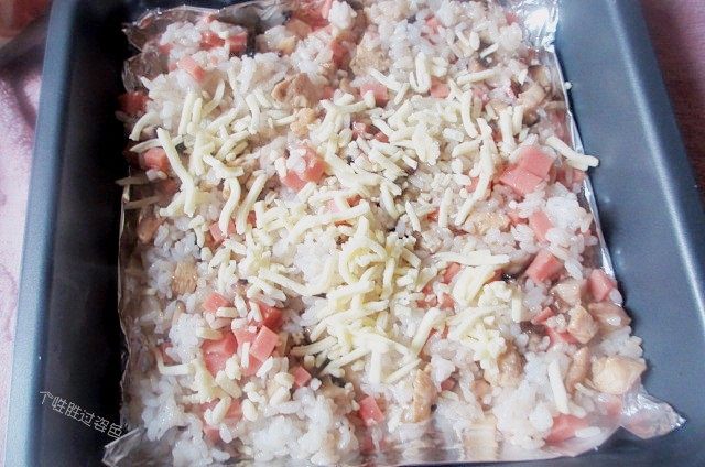 香菇鸡肉焗饭, 把拌好的饭放入烤盘,撒上一层奶酪