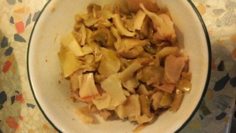 竹笋榨菜炒豬肉,用水泡一泡竹笋榨菜
