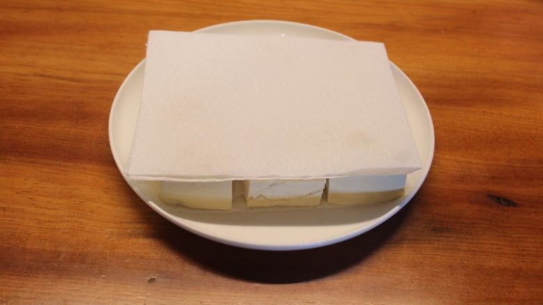 青酱烤豆腐,上面再摆上纸巾或毛巾。