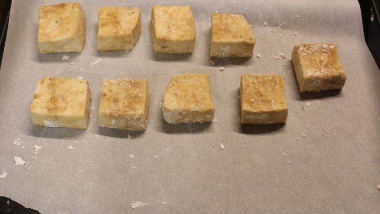 青酱烤豆腐,沾好后摆在烤盘上,等待5-10分钟让沾上的粉反潮。