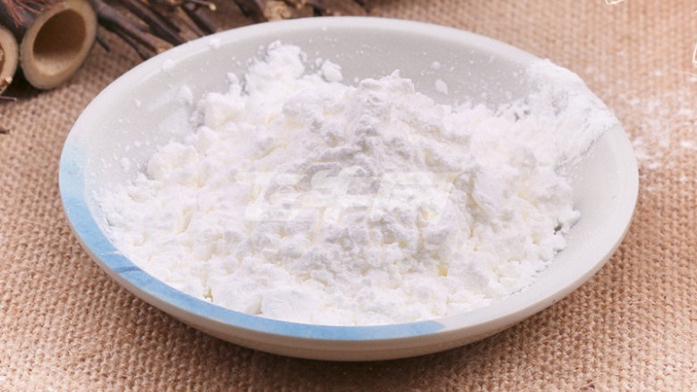糖醋里脊,腌好后撒上生粉(注意是撒哦!不要混进去,要表面干干的)