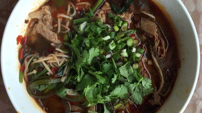 火锅米线,筷子或漏勺挑出食物至大碗,并将锅内烫汁倒入碗中,撒上葱花和<a style='color:red;display:inline-block;' href='/shicai/ 131'>香菜</a>即可