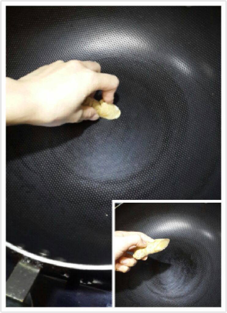 美味养生鲫鱼汤,[关键的一步]开火，先用姜片涂锅底再倒油，防止鱼粘锅