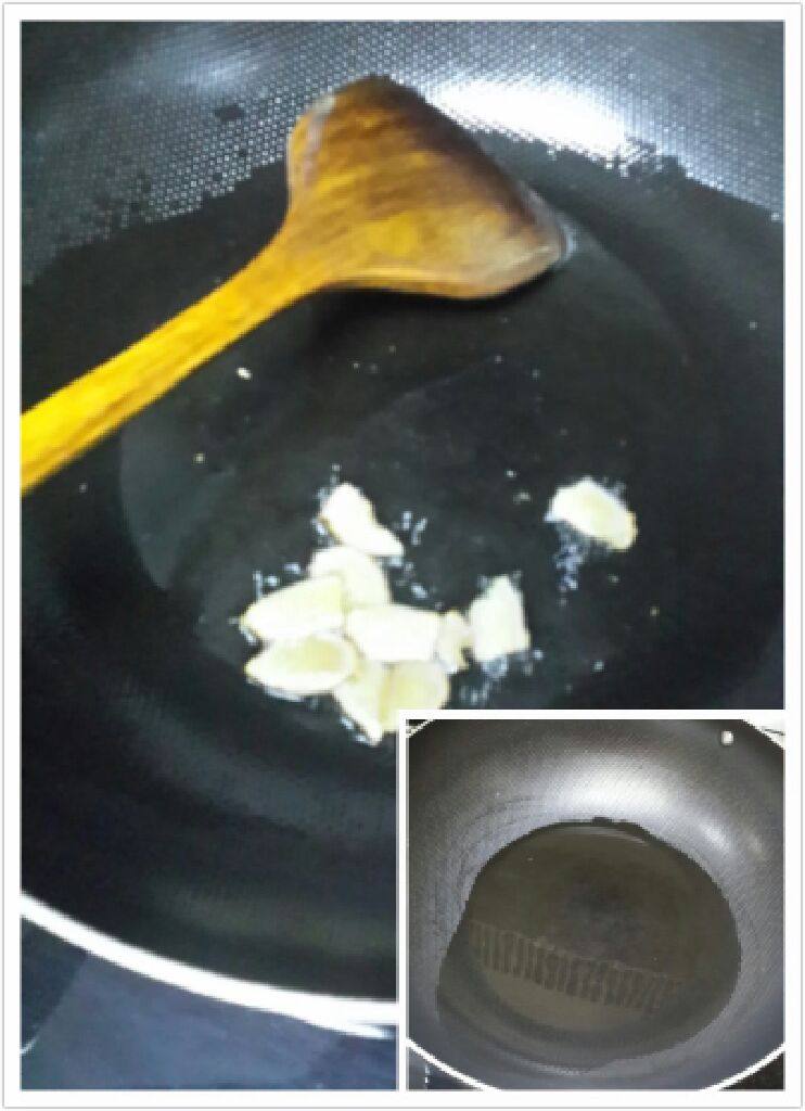 美味养生鲫鱼汤,倒油,锅热了放姜片,鱼下锅之前把姜片挪到旁边以免煎久了糊掉影响鱼汤的味道哦!