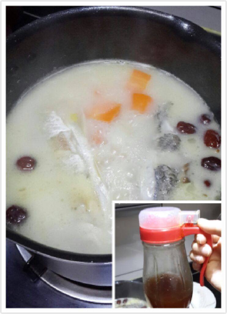 美味养生鲫鱼汤,这时候可以放加饭酒了哦,也就是黄酒