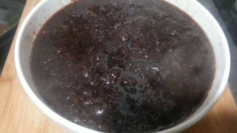 五味子玫瑰花膏,边煮边搅直至收汁,成膏状。冰箱冷藏。次日装瓶,即可。